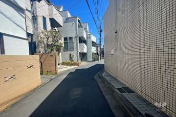 敷地北側の前面道路（西側から）