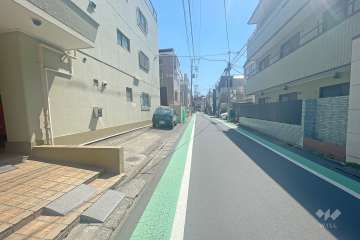 敷地西側の前面道路