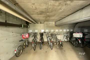 屋内に設けられた駐輪場