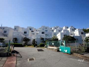 夙川台サンハイツＢ棟の外観の全景
