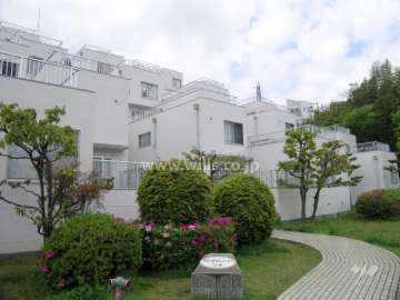 夙川台サンハイツＢ棟の外観