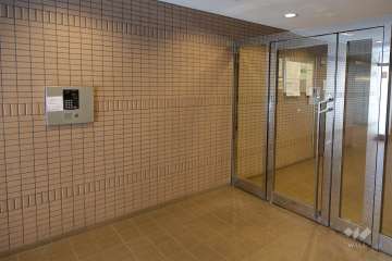 エントランスはオートロック付きです。