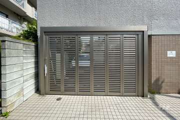 駐車場の出入り口（シャッター付き）