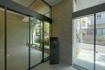 エントランスはオートロック付きです。