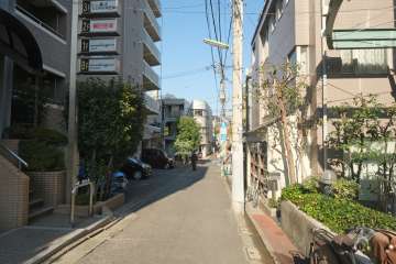 敷地の東側前面道路（南側から）