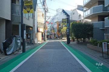 敷地の北東側前面道路（北西側から）