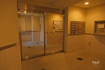 エントランスはオートロック付きです。