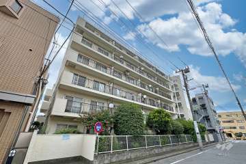 東北沢スカイマンションの外観（南西側から）