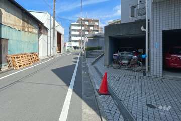 敷地北側の前面道路（西側）から
