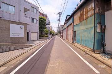 敷地北側の前面道路(東側から)