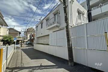 敷地北側の前面道路（西側から）