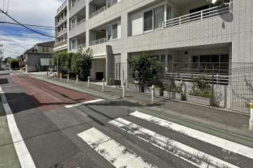 敷地南側の前面道路（東側から）