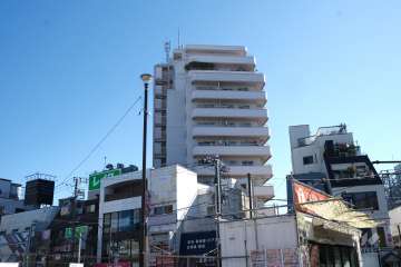 下北沢ハイタウンA棟の外観（西側から）