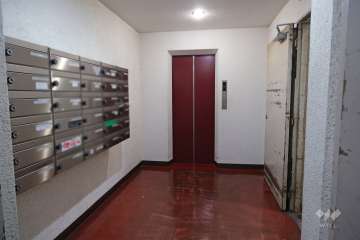 共用ポストとエレベーター