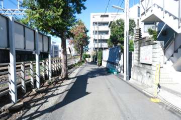 敷地西側の前面道路（東側から）