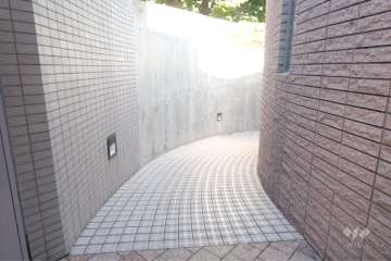 地階にある駐輪場へのアプローチ