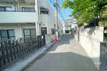 敷地北側の前面道路（東側から）