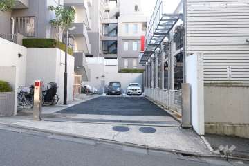 駐車場の出入り口（ロボットゲート付き）