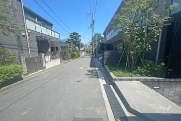 敷地北側の前面道路（西側から）