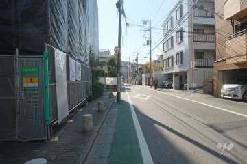 敷地の西側前面道路（北側から）