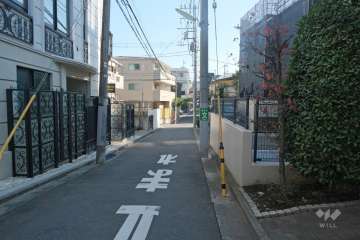 敷地の北側前面道路（西側から）