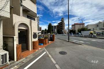 敷地南西側の前面道路（北西側から）