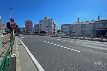 敷地南西側の前面道路（北西側から）