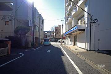 敷地南東側の前面道路(北東側から)