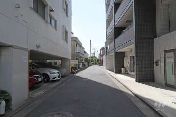 敷地北西側の前面道路（北東側から）