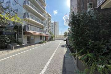 敷地西側の前面道路