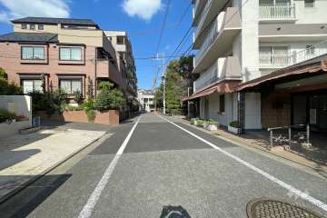 敷地西側の前面道路