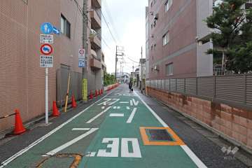 敷地西側の前面道路（南側から）