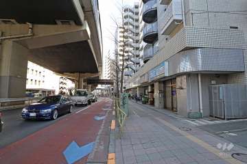 敷地北西側の前面道路（南西から）