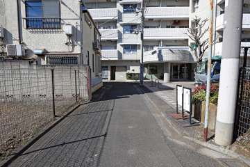 敷地南側の前面道路(東側から)