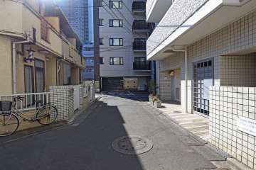 敷地南西側の前面道路（東側から）