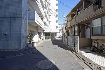 敷地南西側の前面道路（西側から）