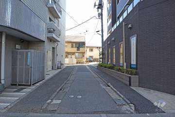 敷地西側の前面道路（北側から）