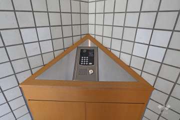 エントランスはオートロック付きです。