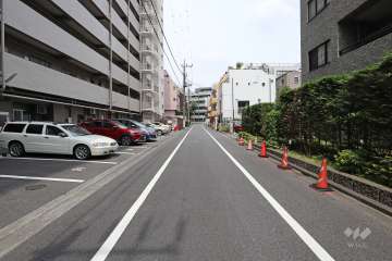 敷地北側の前面道路（東側から）
