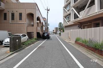 敷地東側の前面道路（北側から）