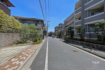 敷地北西側の前面道路（南西側から）