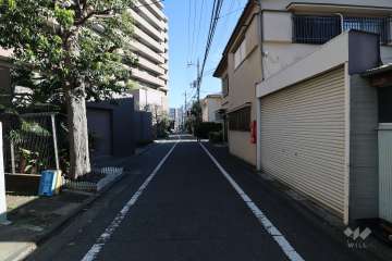 敷地の南側前面道路（西側から）