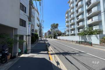 敷地南側の前面道路（東側から）