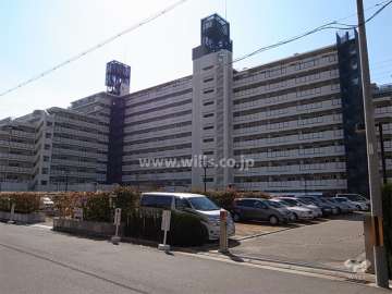 サンロイヤル武庫川サンクの外観（北西側から）　敷地東側、目の前にバス停があります。