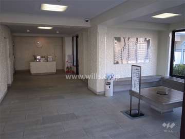 談話スペースのあるエントランスホール