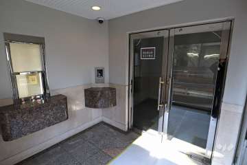 エントランスはオートロック付きです。