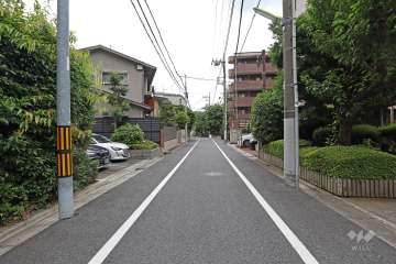 敷地北東側の前面道路（北西側から）