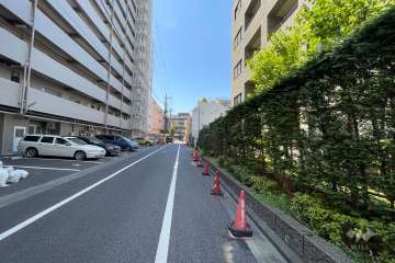 敷地南側の前面道路（東側から）