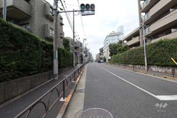 敷地北側の前面道路（東側から）