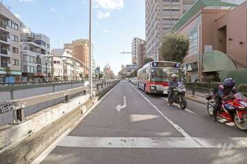 敷地北側の前面道路(西側から)